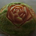 Figura carvingowa - róże na tle listków
