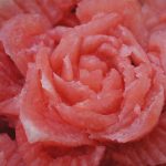 róża na torciku owocowym - carving
