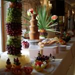 Dekoracje z owoców i palmy owocowe z fontanną czekoladową