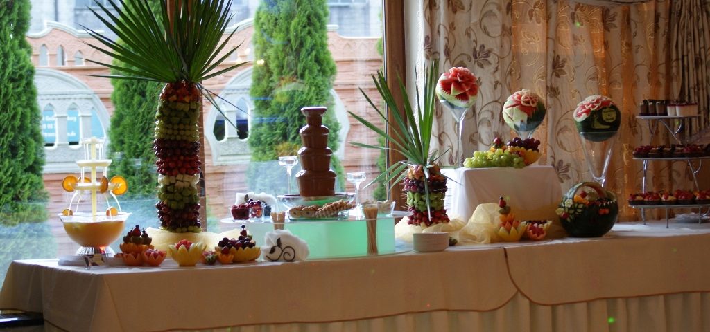 Dekracyjny owocowy stół, dekoracje carvingowe z owoców, fontanna czekoladowa