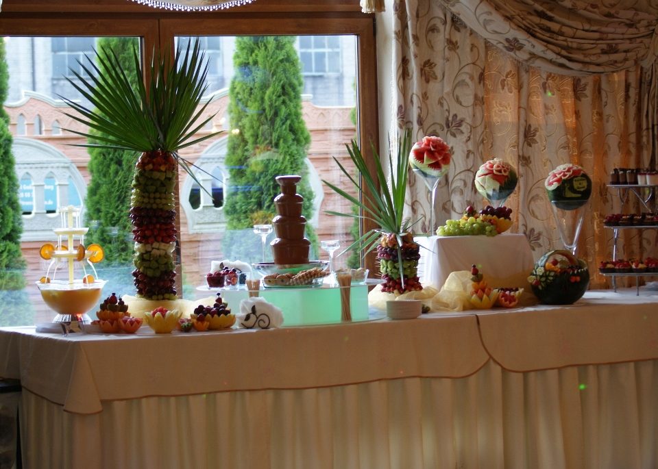 Dekracyjny owocowy stół, dekoracje carvingowe z owoców, fontanna czekoladowa