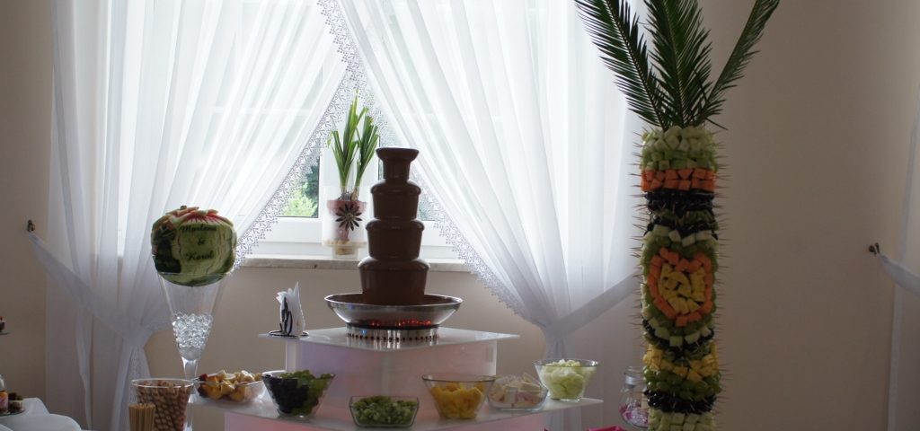 Fontanna czekoladowa z palmą owocową i rzeźbą w arbuzie