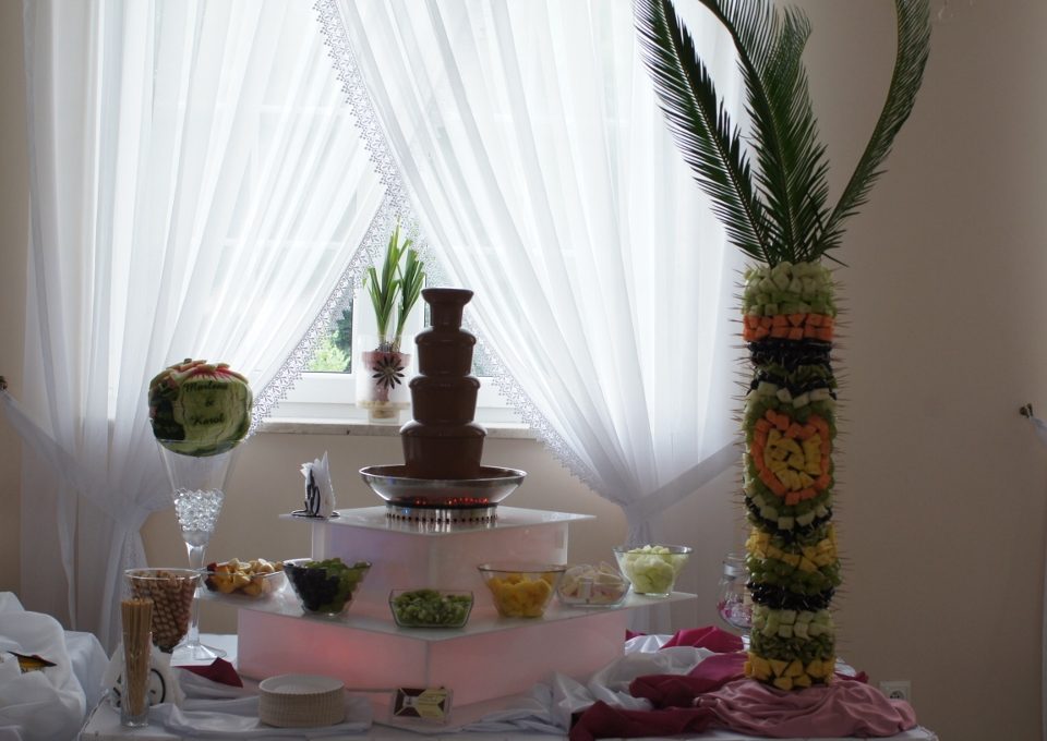 Fontanna czekoladowa z palmą owocową i rzeźbą w arbuzie