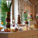Fontanna z drinkiem i fontanna z czekoladą, owocowy stół i palmy z owoców