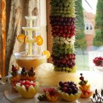 Fontanna alkoholowa i palma owocowa oraz dekoracje z owoców