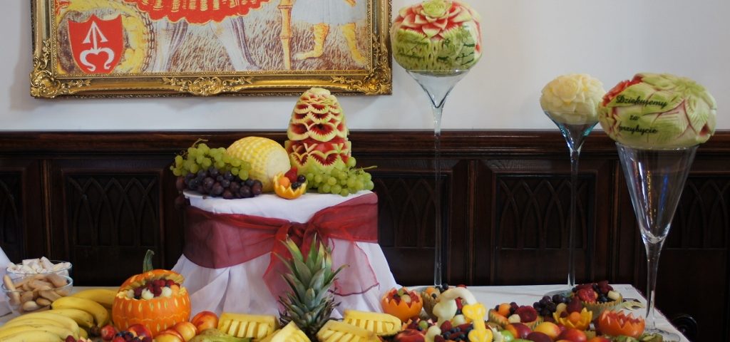 Carving i stół owocowy