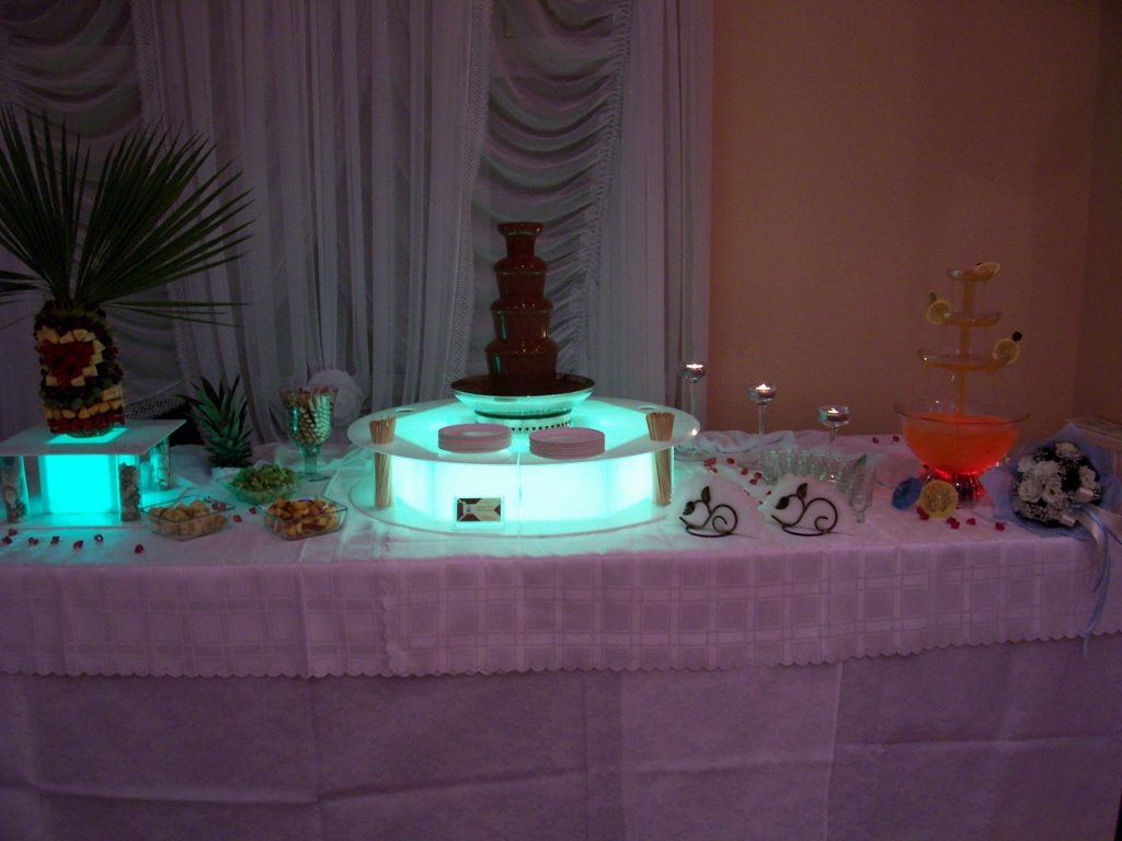Fontanna z mleczną czekoladą i fontanna z drinkiem na weselu w Zameczku w Emilianowie