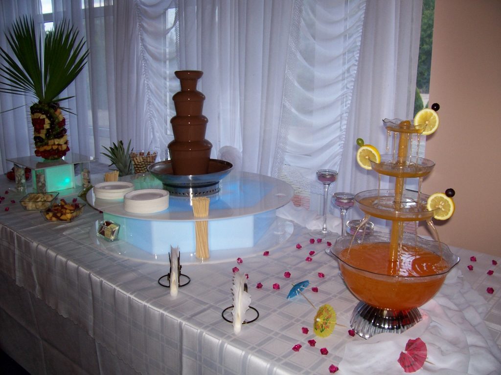 Palma z owoców i fontanna czekoladowa na podświetlanych podestach