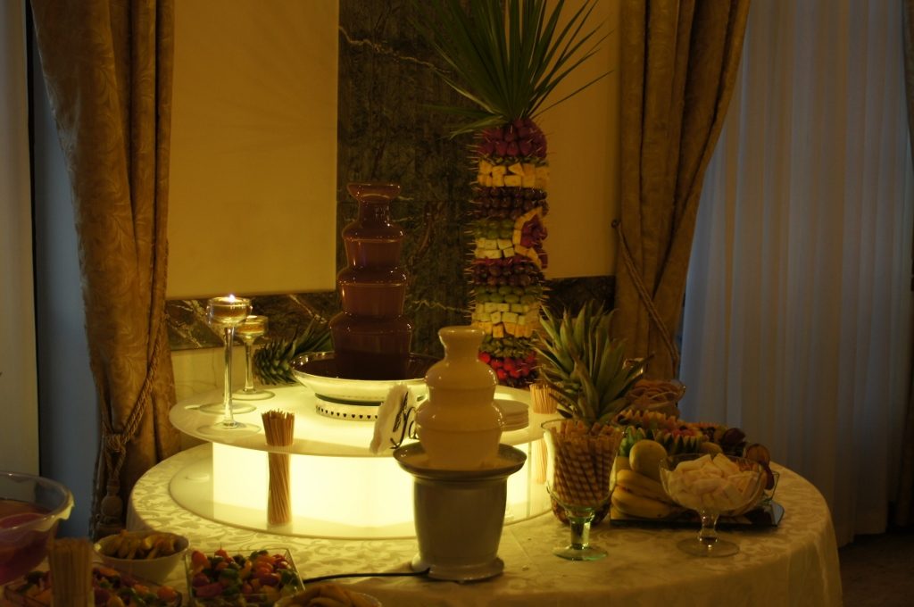 Dekoracyjny czekoladowy bufet na wesele