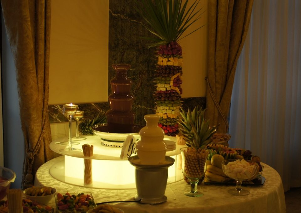 Dekoracyjny czekoladowy bufet na wesele