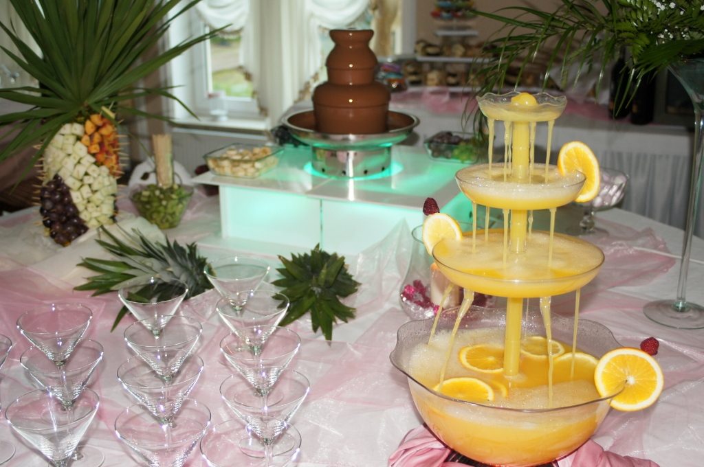Fontanna alkoholowa i fontanna czekoladowa na weselu