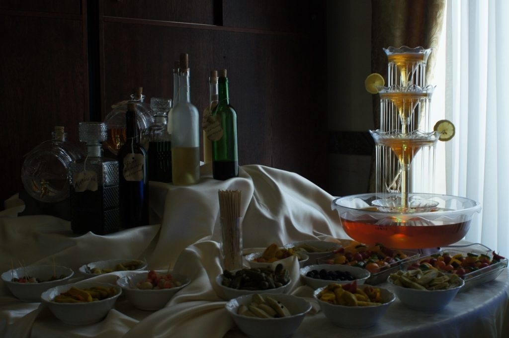Fontanna alkoholowa na stole z trunkami weselnymi
