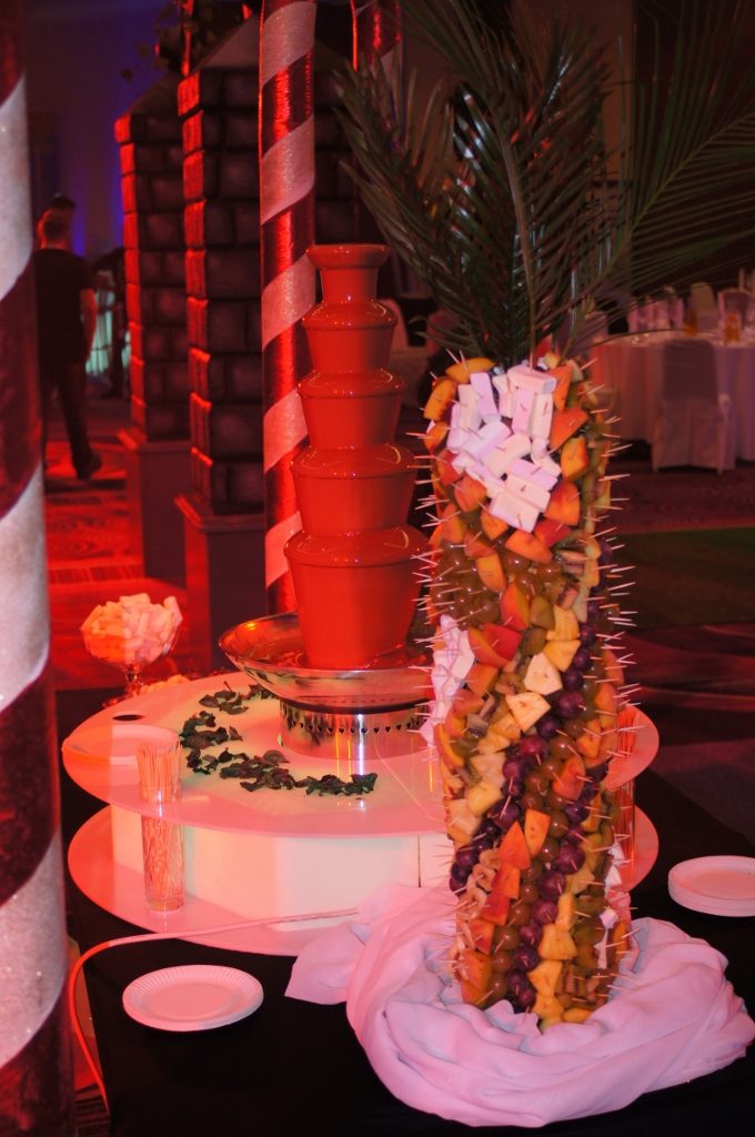 Fontanna czekoladowa i palma owocowa na bankiecie po konferencji w Hotelu Hilton w Warszawie