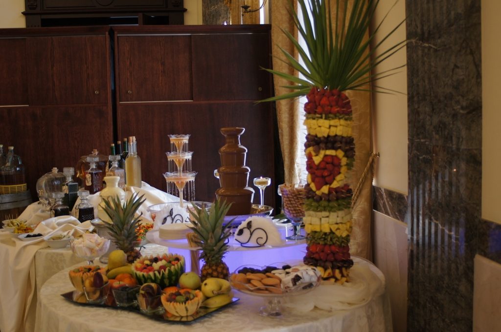 Fontanna czekoladowa na weselu w Pałacu Bursztynowym we Włocławku, atrakcje weselne, dekoracje owocowe