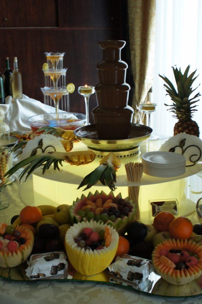 Fontanna do czekolady, owocowe dekoracje i fontanna alkoholowa