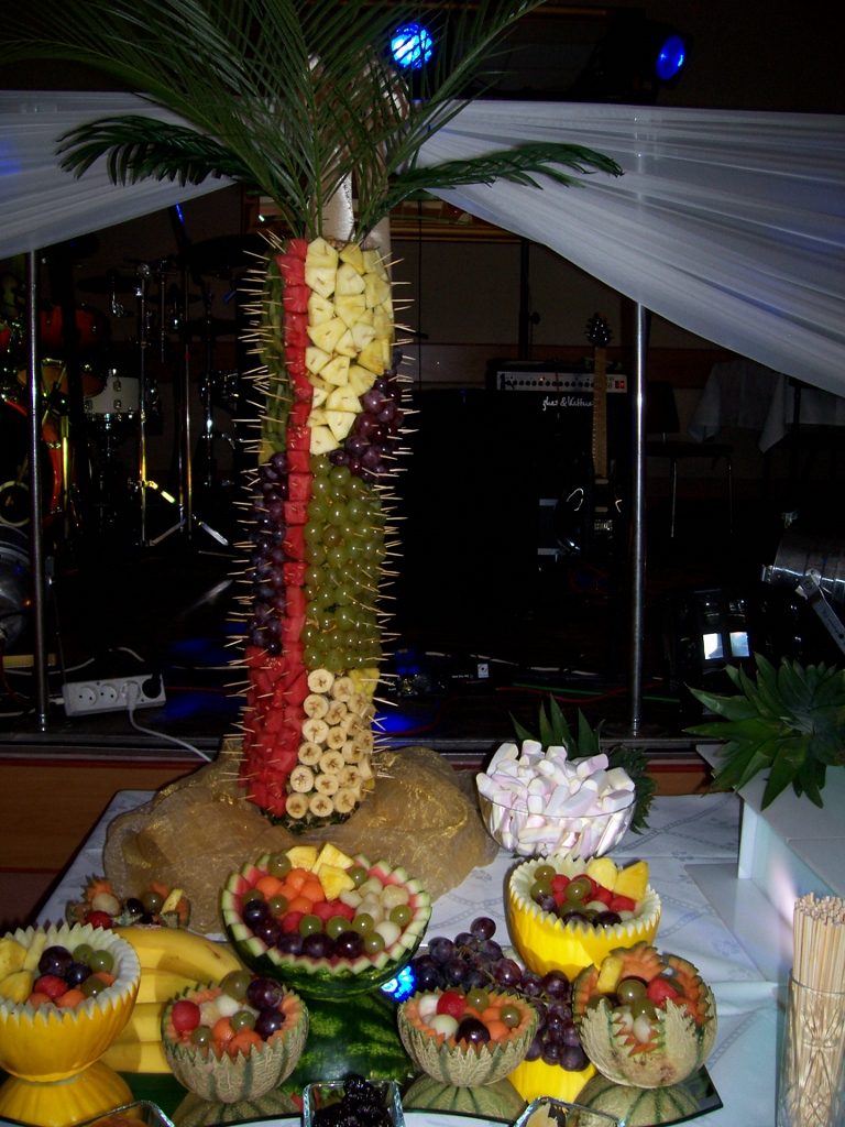 Palma owocowa i dekoracje owocowe na weselu OSP Skarszew