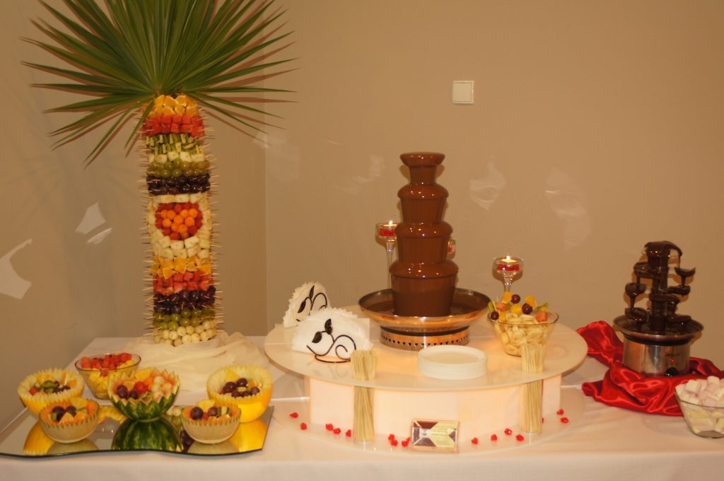 Owocowy bufecik z palmą owocową i fontanna czekoladowa