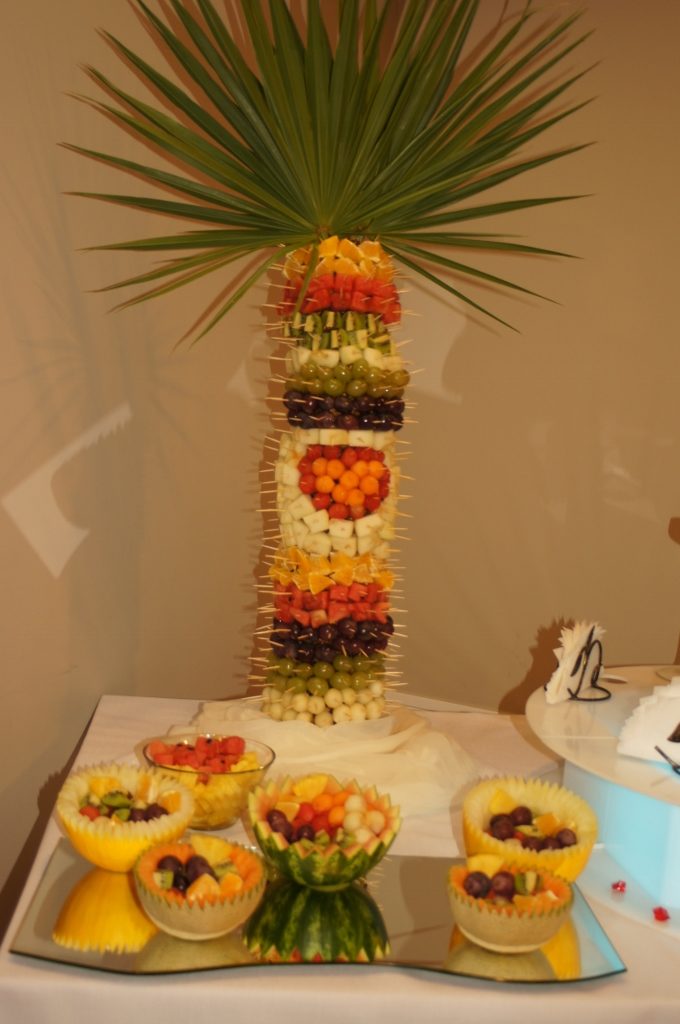 Palma z owoców i owocowe półmiski