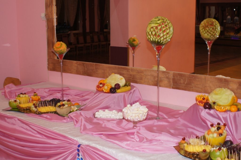 Carving i dekoracje owocwe - owocowy stół