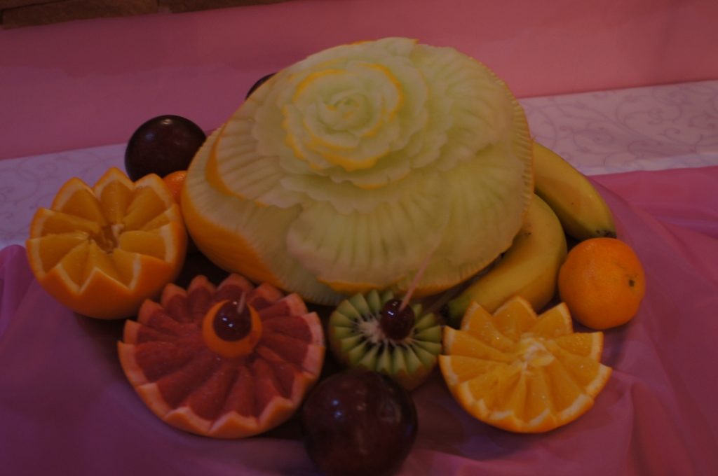 Carving w miodowym melonie - owocowy stół