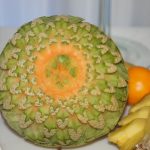 Dekoracja owocowa z melona Cantaloupe - carving na bufecie owocowym