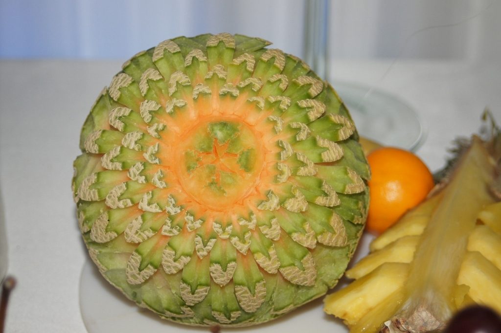 Dekoacja owocowa z melona Cantaloupe - carving na bufecie owocowym