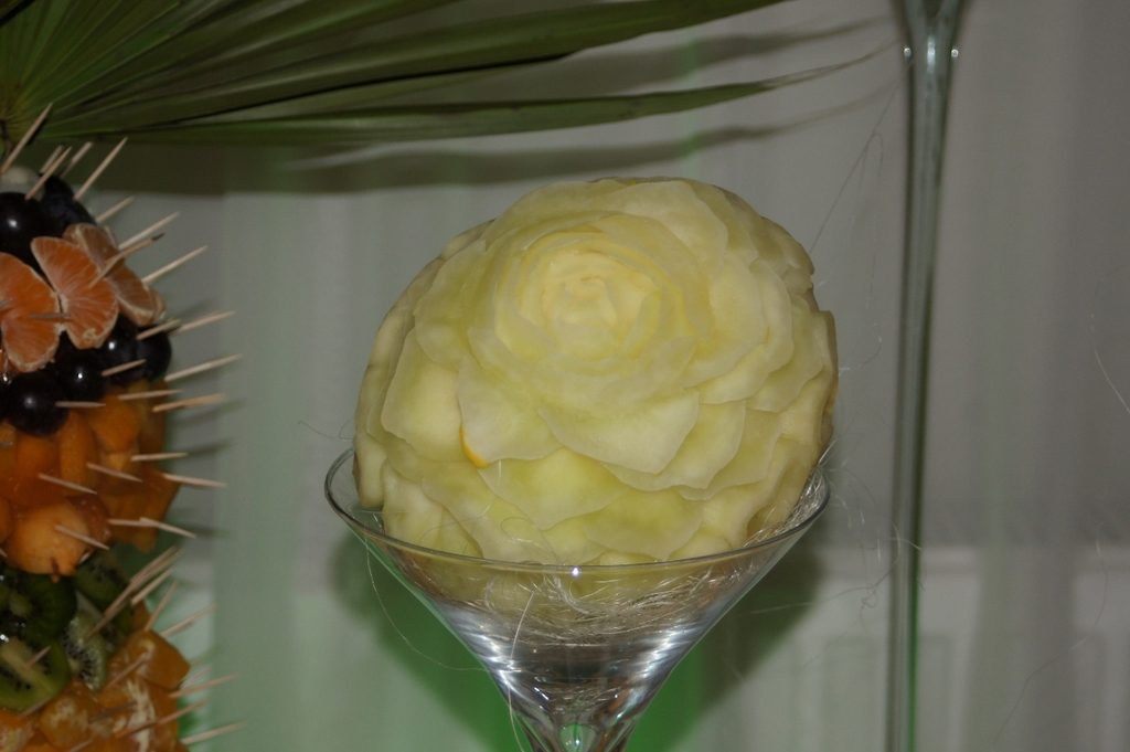 Dekoracja w melonie żółtym, carving