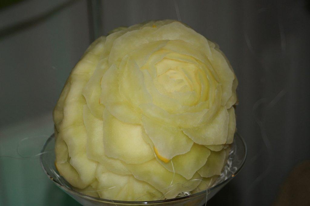 Dekoracja ślubna w melonie żółtym - róża i serca