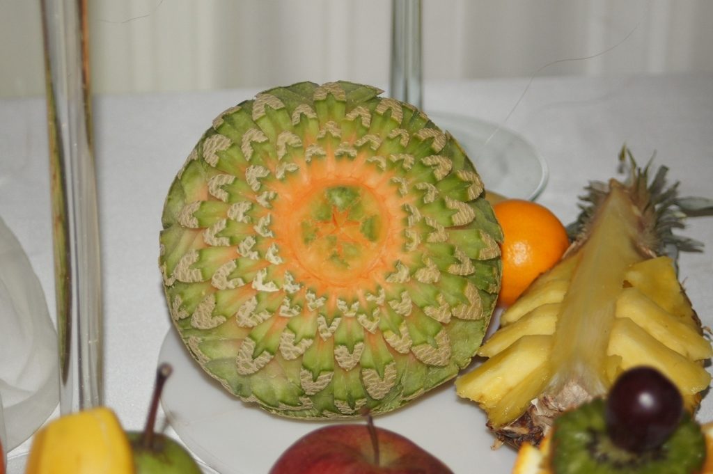 Owocowa rzeźba w melonie Cantaloupe, carving
