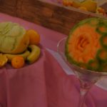 Carving w melonie cantaloupe - dekoracje owocowego stołu