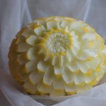carving ślubny w żółtym melonie