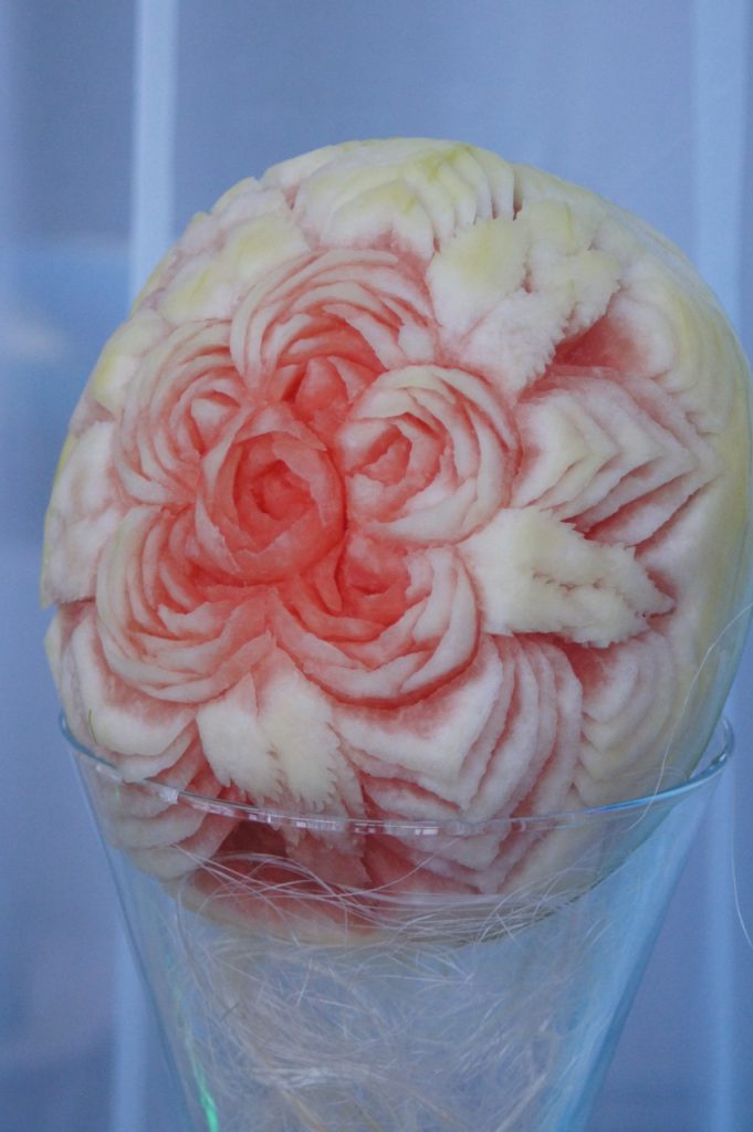 carving - róże w arbuzie