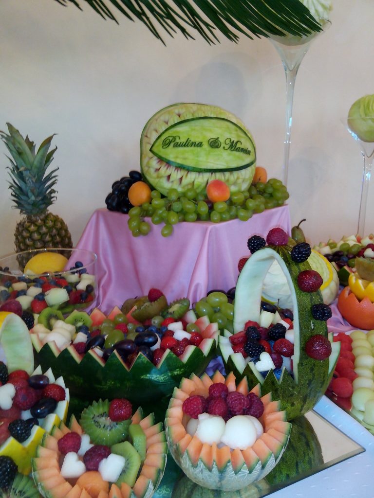 Carving i dekoracje owocowe na wesele