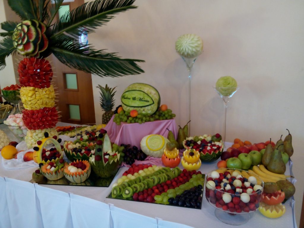 Stół owocowy i carving na wesele