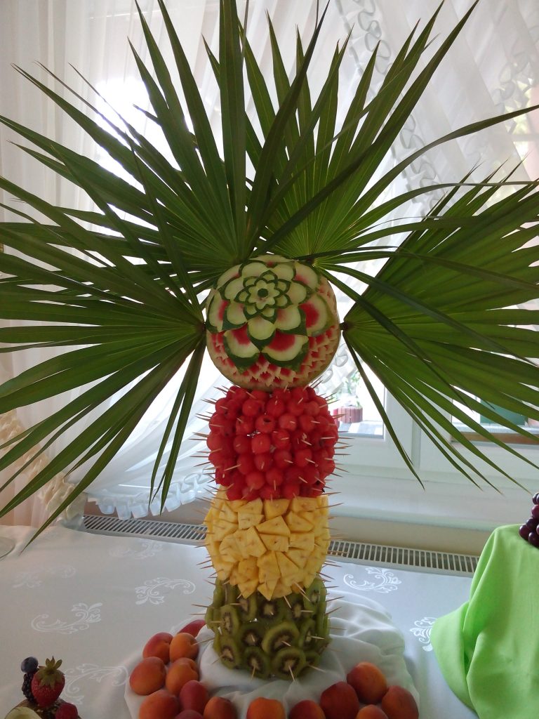 Palma owocowa z dekoracja carvingową