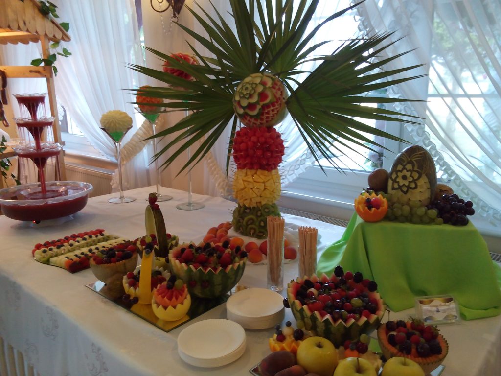 Stół owocowy i fontanna z drinkiem na wesele