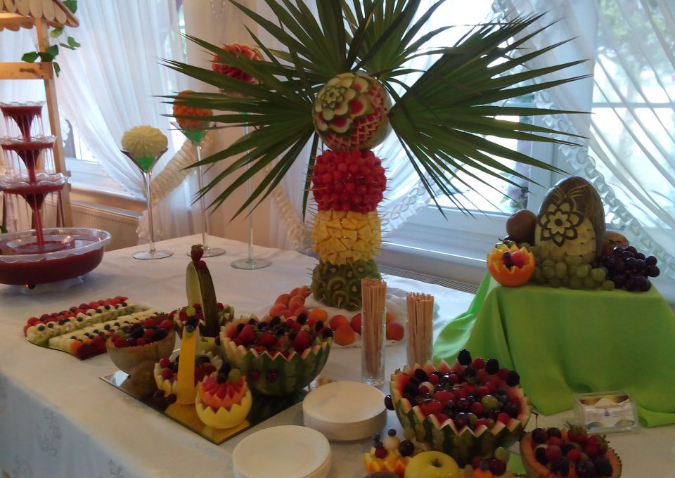 Stół owocowy i fontanna z drinkiem na wesele