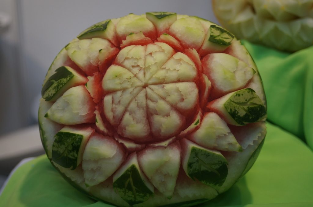 Carving w arbuzie w dekoracjach owocowych