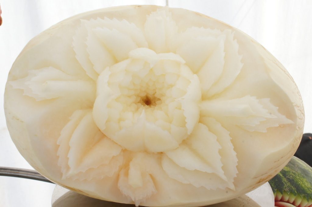 carving w białym melonie