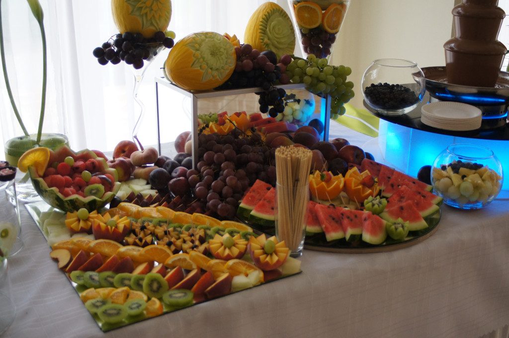 Bufet owocowy, stół owocowy, dekoracje owocowe fruit carving