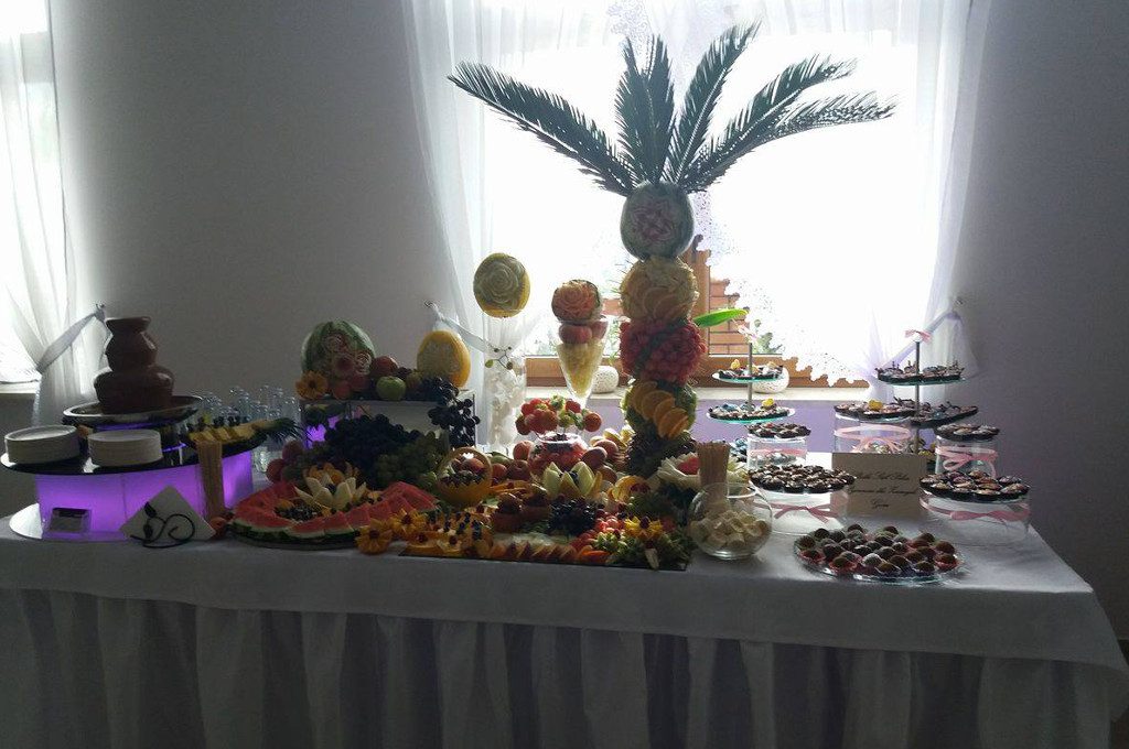 Dekoracje owocowe, palmy owocowe, słodkie stoły Zajazd u Kwiatków Sompolno