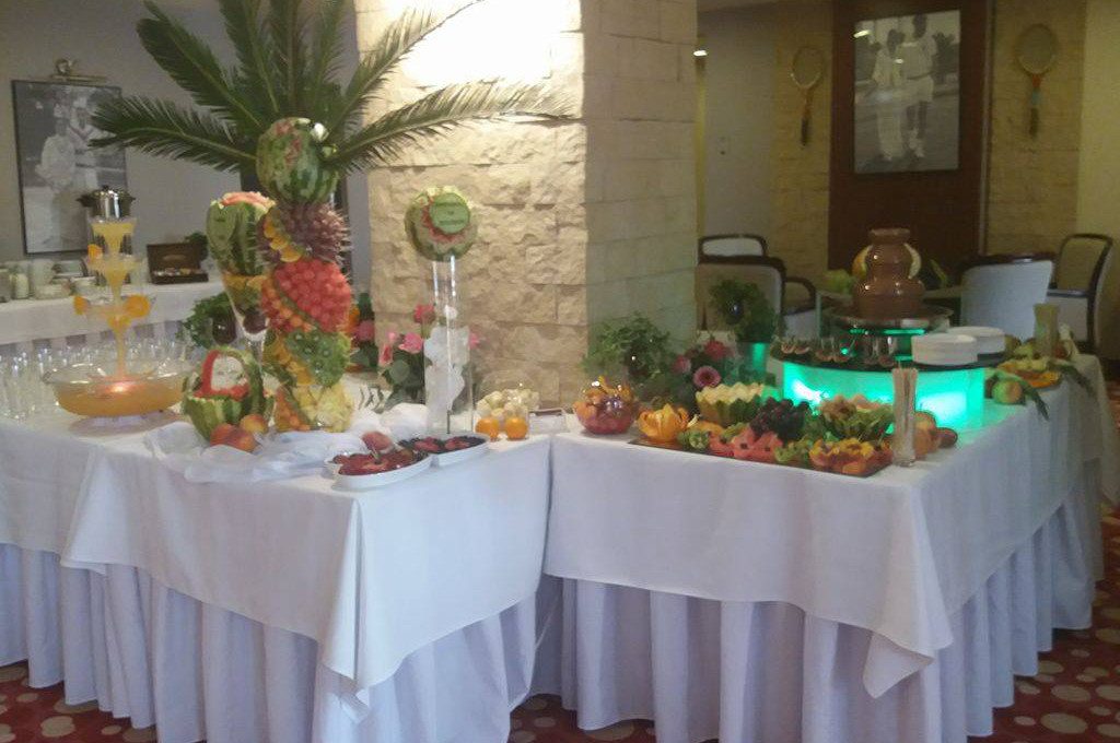 Stół owocowy, fontanna czekoladowa, palma owocowa