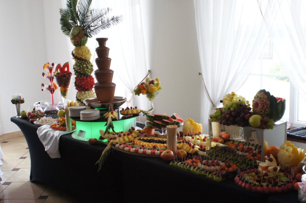 stół z owocami, dekoracje owocowe, stół owocowy, bufet owocowy Turek Zajazd Staropolski
