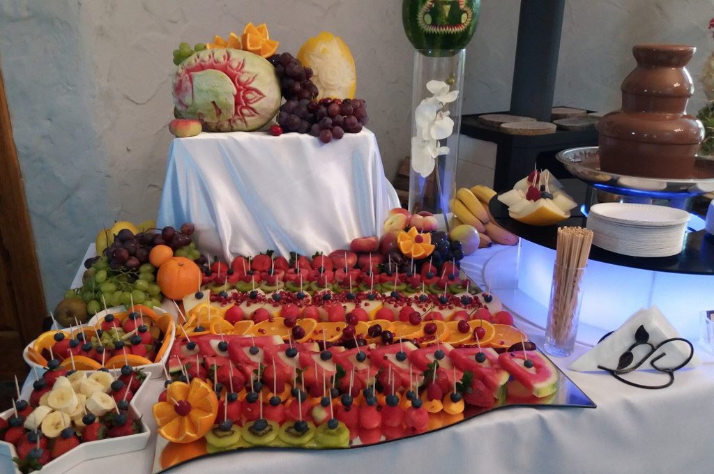 fontanna czekoladowa, stół owocowy na bankiet, event, wesele, jubileusz