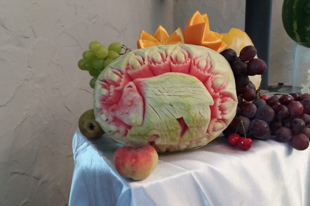 stół owocowy, carving, dekoracje w owocwach, rzeźbione arbuzy, Koło, Turek, Łódź