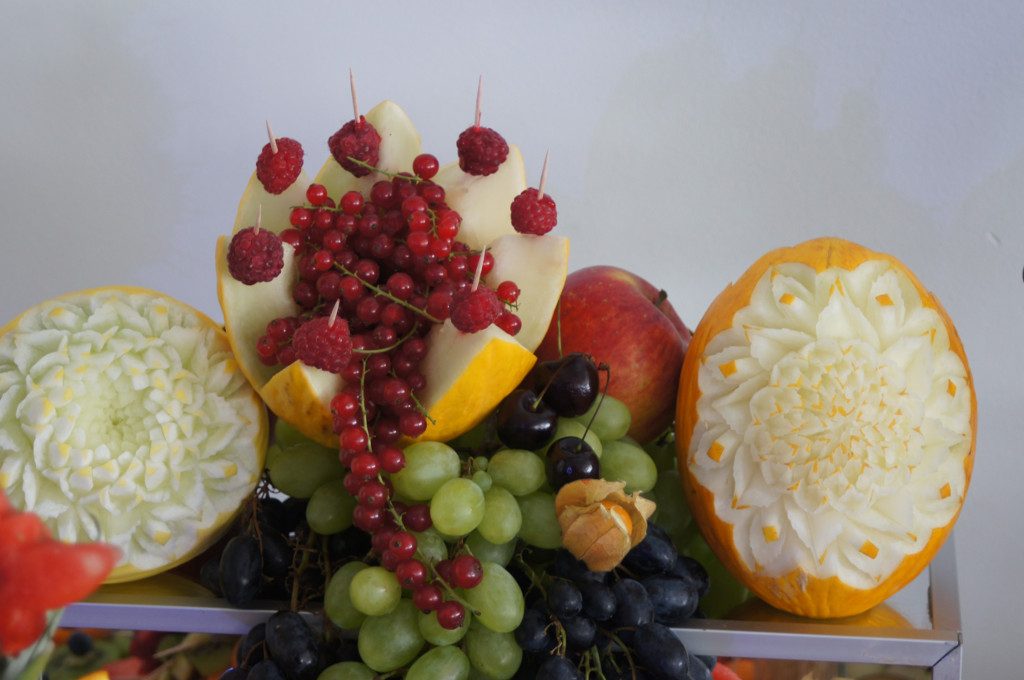 fruit Bar, fruit carving, dekoracje owocowe, stół z owocami Koło, Turek, Malanów Hacjenda