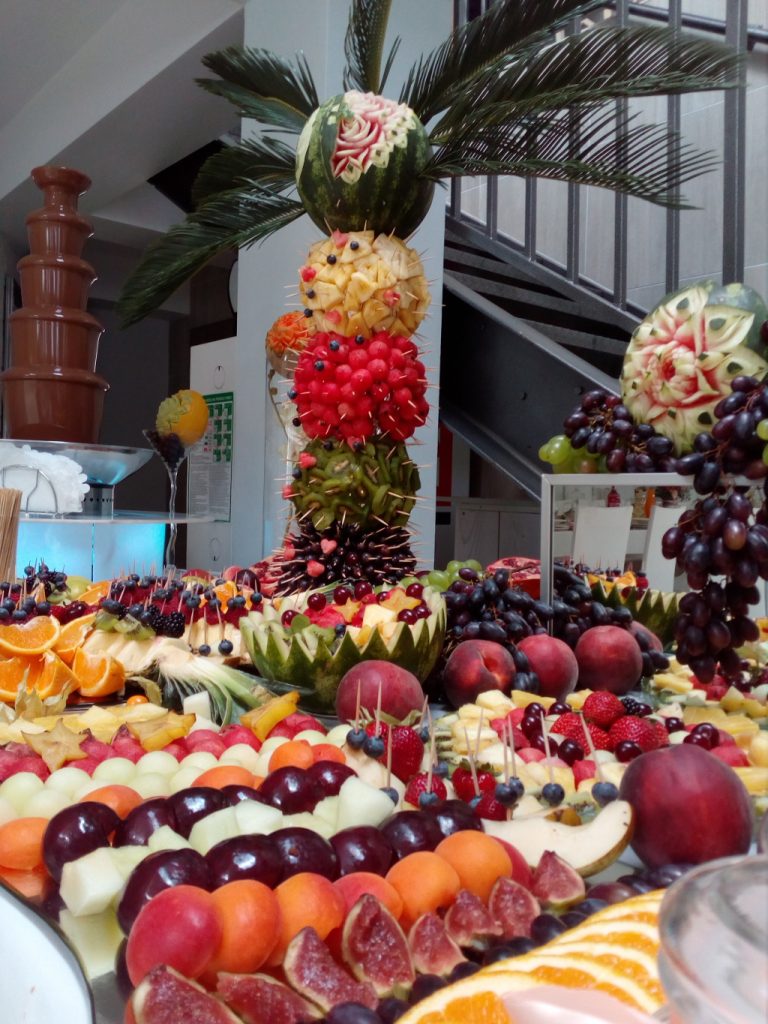fruit bar, bufet owocowy, stół z owocami, fruit carving, dekoracje owocowe Łódź, Turek, Koło, Piotrków Trybunalski
