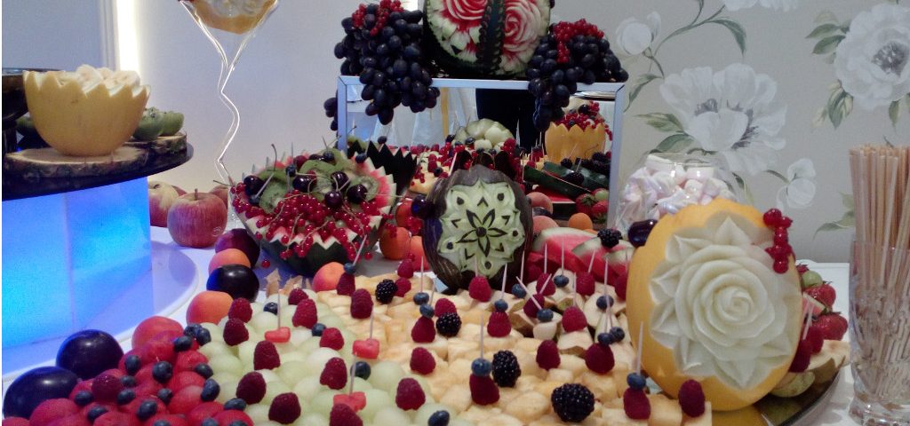 fruit carving, stół z owocami, dekoracje owocowe Restauracja Amuza w Grudziądzu