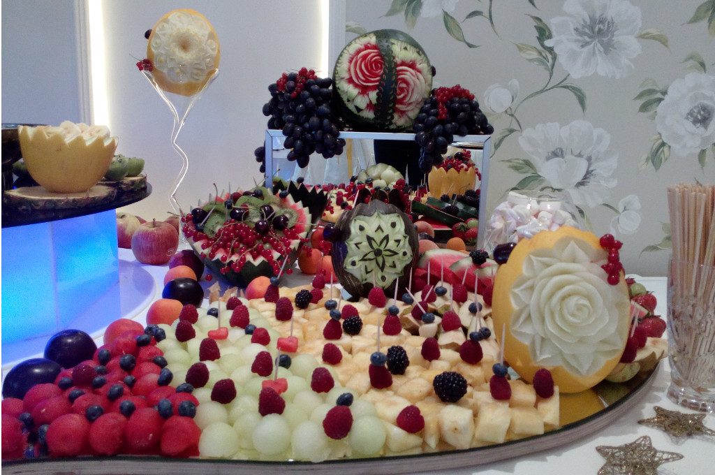 fruit carving, stół z owocami, dekoracje owocowe Restauracja Amuza w Grudziądzu