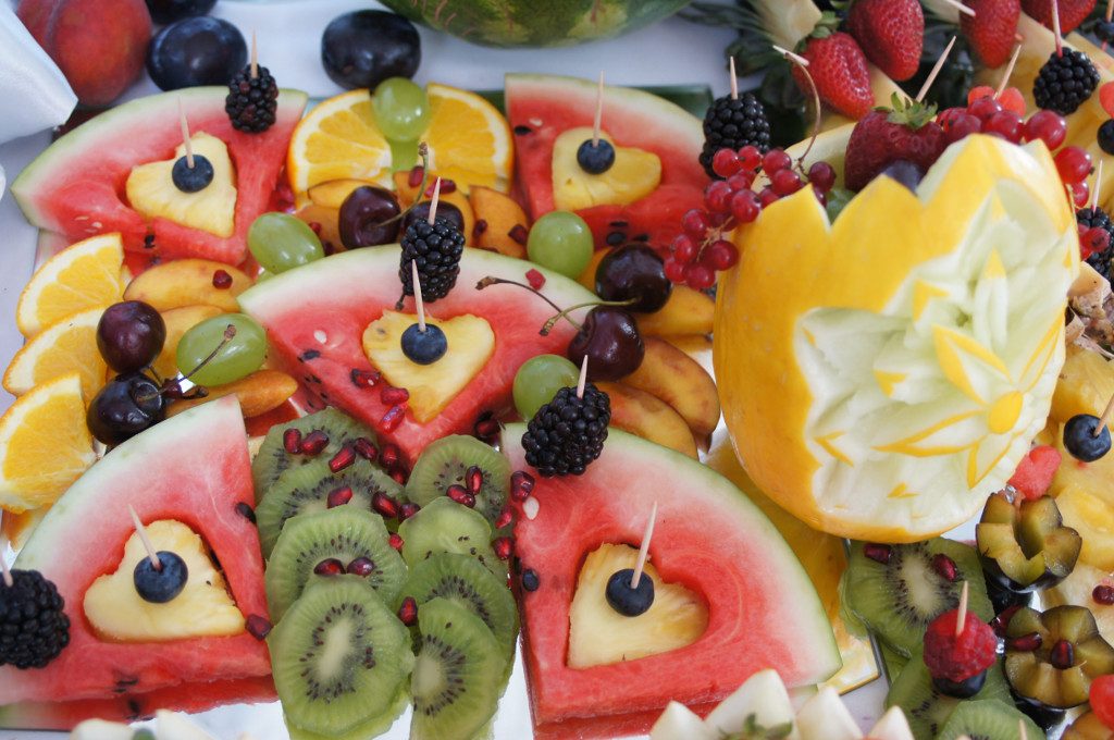 dekoracje owocowe, carving, stół z owocami